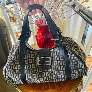 Excellent condition!! Authentic Fendi Shoulder Bag!!